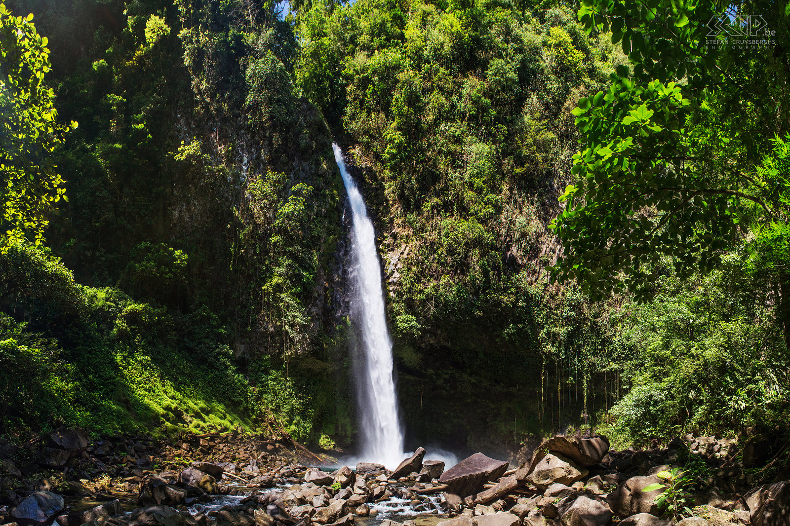 La Fortuna waterval La Fortuna Waterval is gelegen in de buurt van de stad La Fortuna en in de buurt van de Arenal vulkaan. De waterval is 65m hoog en valt vanuit de groene jungle in een smaragdgroene poel. Stefan Cruysberghs